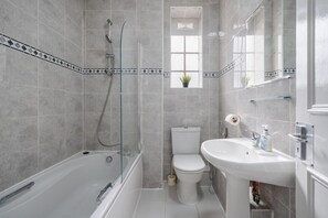 Bathroom - Elegant 2-Bedroom Apartment (London)