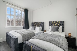 Room - Elegant 2-Bedroom Apartment (London)