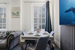 Dining - Elegant 2-Bedroom Apartment (London)