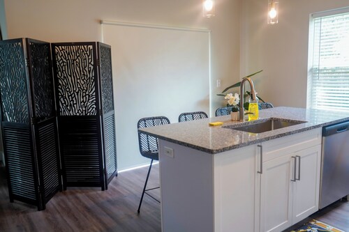 2bdrm apt Heart of Huntsville~ centrally located