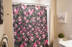 Doccia, asciugacapelli, asciugamani, sapone