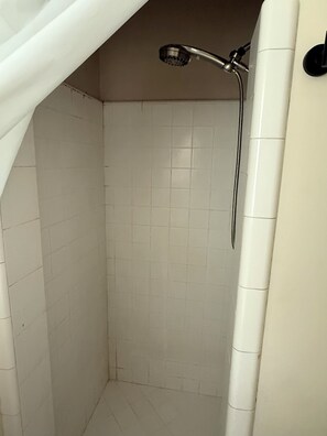 Shower, hair dryer, towels, soap - Stylish Burbank Getaway – Ensuite Baths + Prime Location!
10 Mins to Universal! (Burbank)