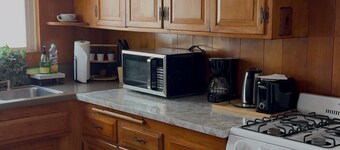 Stylish Burbank Getaway – Ensuite Baths + Prime Location!
10 Mins to Universal!