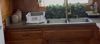 Stylish Burbank Getaway – Ensuite Baths + Prime Location!
10 Mins to Universal!