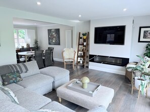 Smart-TV, peis og bøker