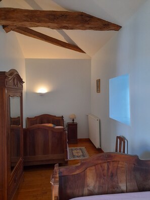2 bedrooms, iron/ironing board, Internet