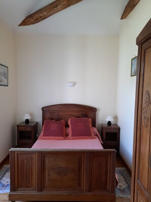 2 chambres, fer et planche à repasser, accès à Internet