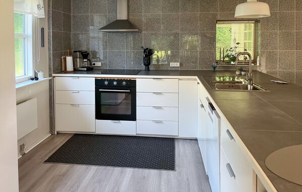 Fridge, microwave, dishwasher, coffee/tea maker - 3 bedroom gorgeous home in Sæby (Sæby)