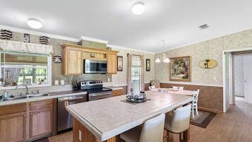 Coffee/tea maker, fridge, microwave, oven