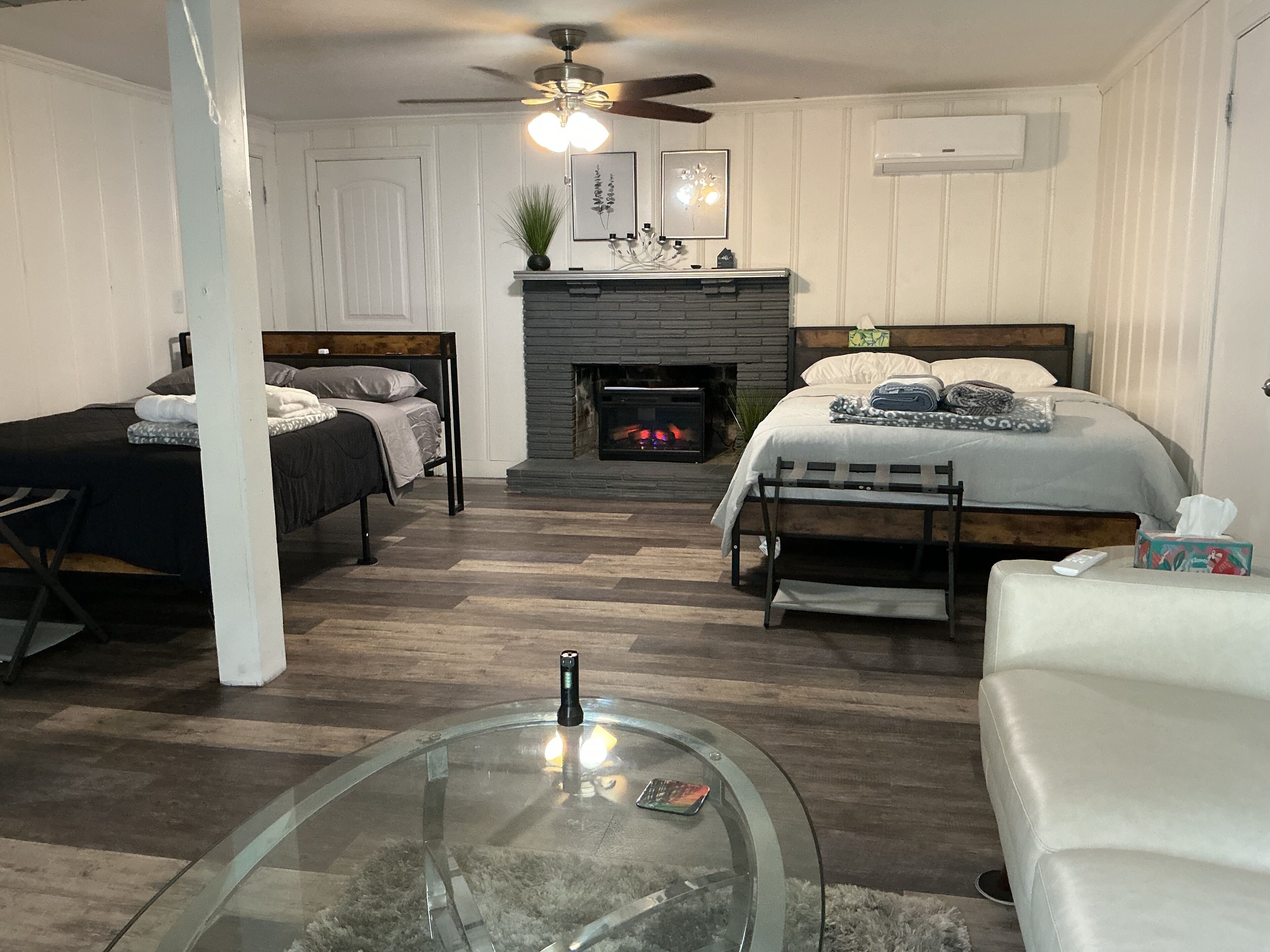 1 dormitorio, tabla de planchar con plancha, wifi y ropa de cama