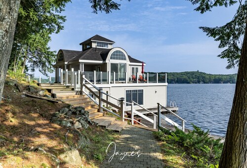 5 bed 3 bath cottage on Lake Muskoka + Boathouse with a loft