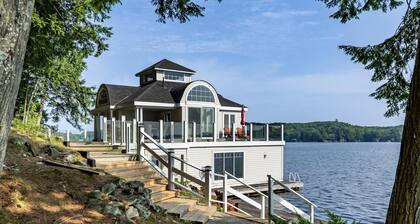 5 bed 3 bath cottage on Lake Muskoka + Boathouse with a loft