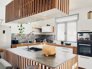 Refrigerador, microondas, horno, placa de cocina