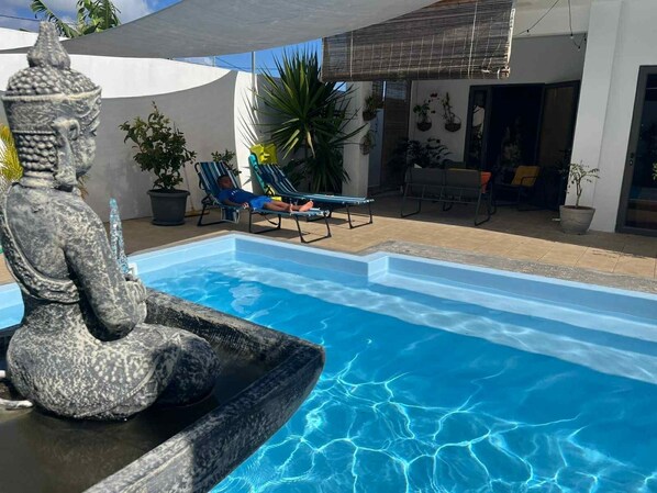 Una piscina al aire libre