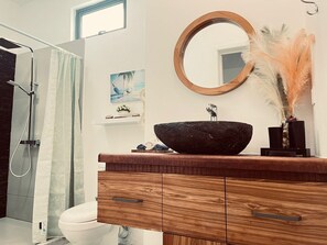 Chuveiro, secador de cabelo, toalhas de banho, sabonete