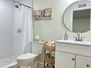 Shower, hair dryer, towels, toilet paper - Hideaway by the Lake (Cutler Bay)