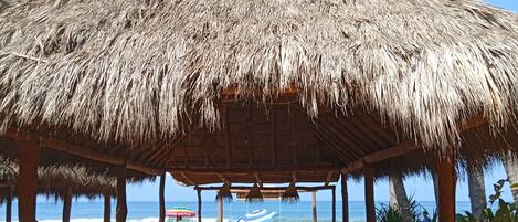 Chaises longues, serviettes de plage