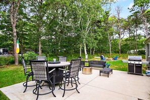 Outdoor dining - Bella Trá - Family Bliss Cottage by the beach *AC (Yarmouth)