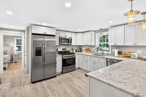 Private kitchen - Bella Trá - Family Bliss Cottage by the beach *AC (Yarmouth)