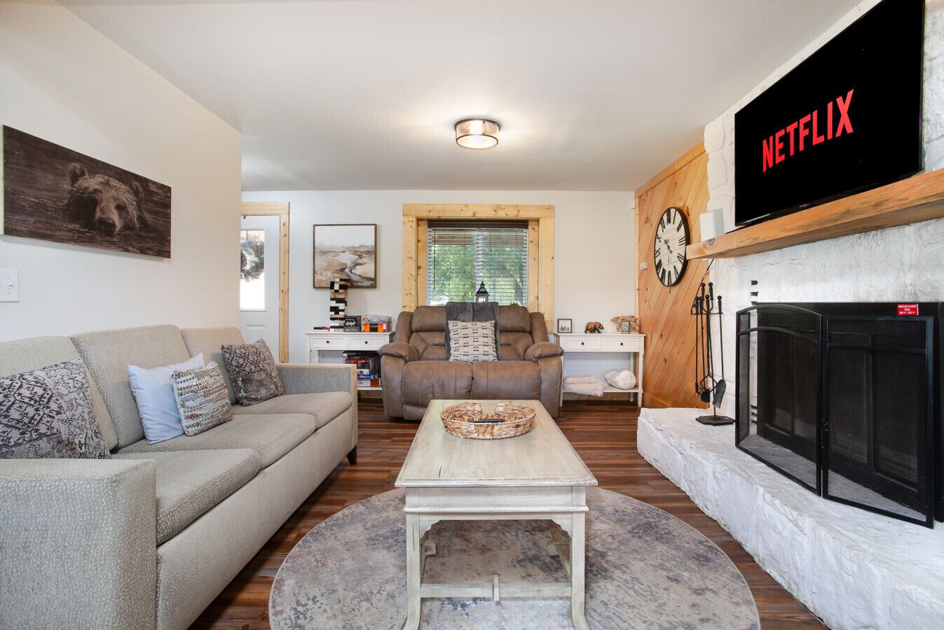 Televisio, takka, videopelejä, pöytätennispöytä