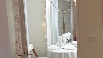 Iron/ironing board, WiFi, bed sheets