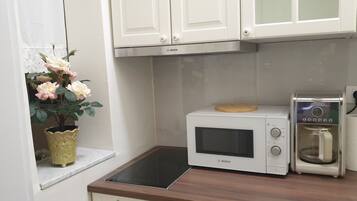 Køleskab, mikrobølgeovn, brødrister