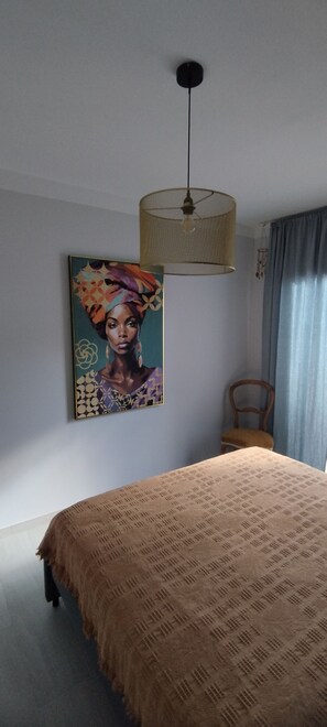 1 habitación, tabla de planchar con plancha, wifi gratis y ropa de cama