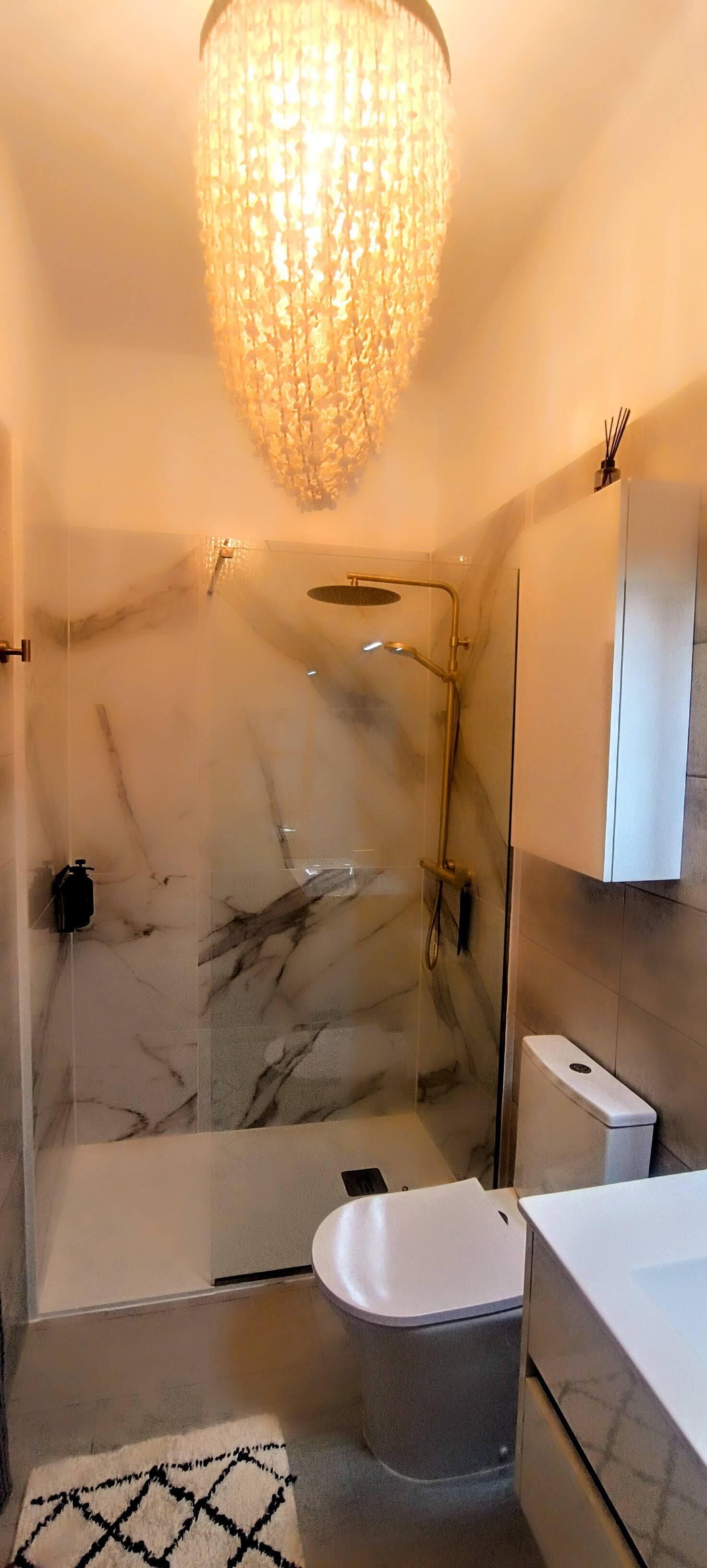 Douche, sèche-cheveux, serviettes fournies, savon