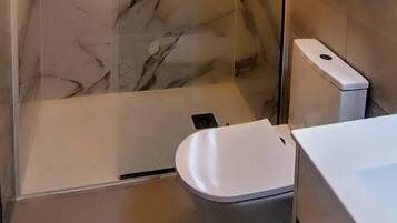 Een douche, een haardroger, handdoeken, zeep