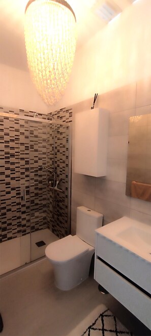 Dusche, Haartrockner, Handtücher, Seife