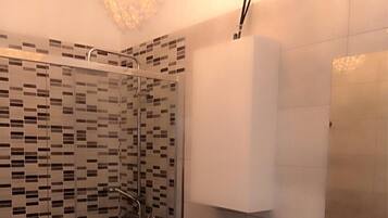 Douche, sĂšche-cheveux, serviettes fournies, savon