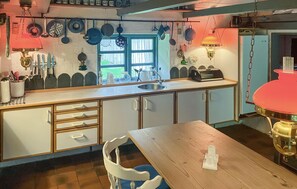 Frigorífico, microondas, placa de cocina y cafetera o tetera