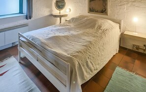 Travel cot, free WiFi