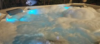 Cabin Retreat with Hot Tub