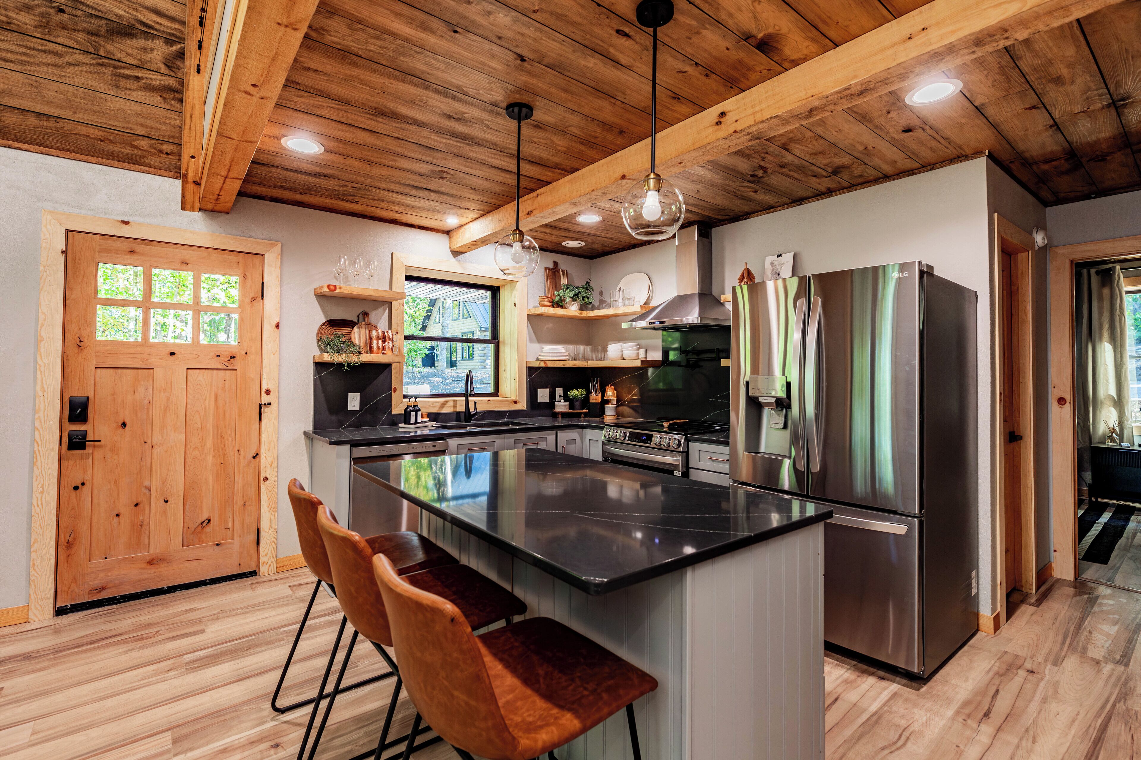 冷蔵庫、電子レンジ、オーブン、コンロ