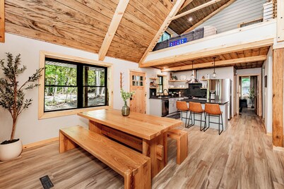 Cabin Retreat with Hot Tub