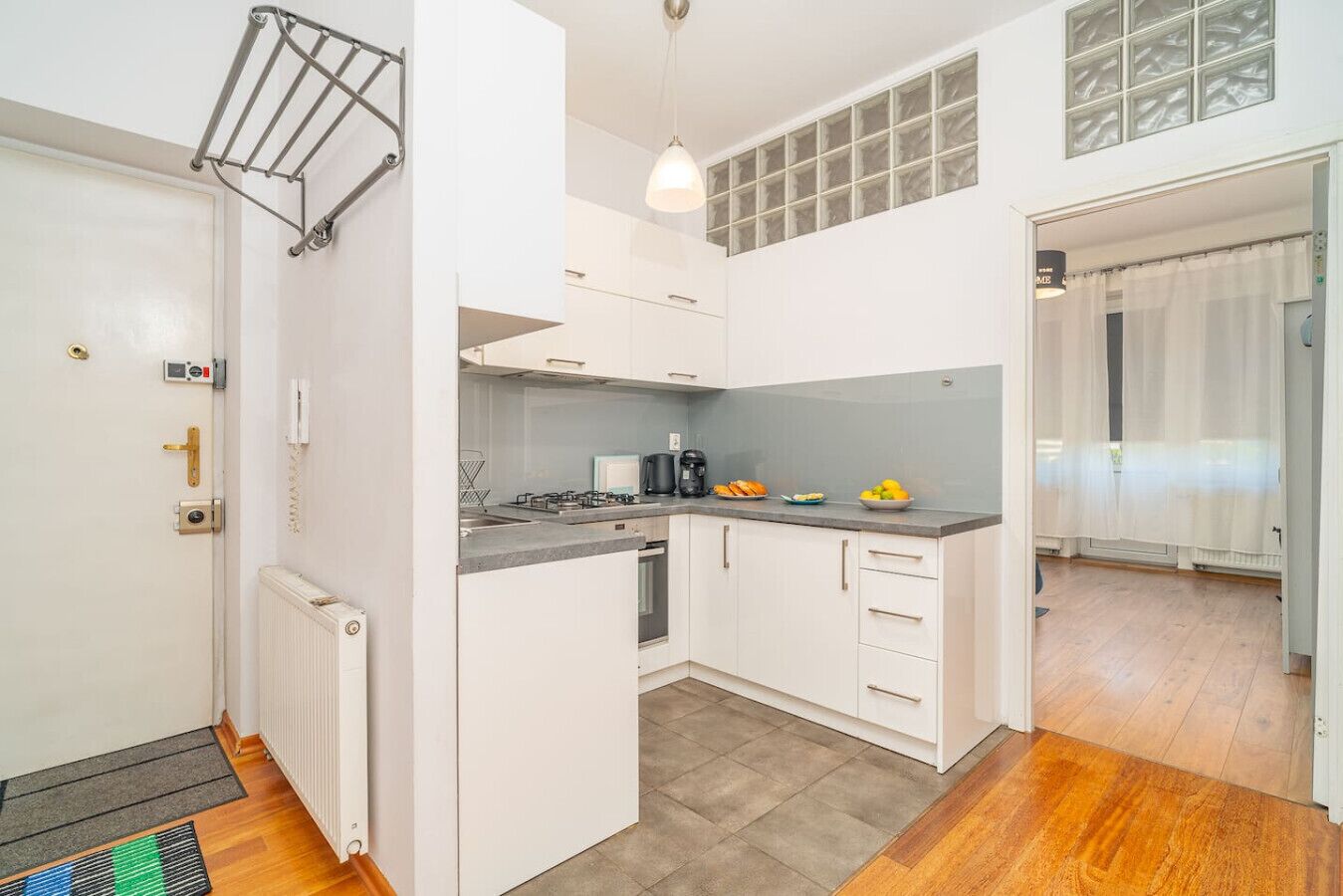 Kjøleskap, ovn, kokeplater og oppvaskmaskin