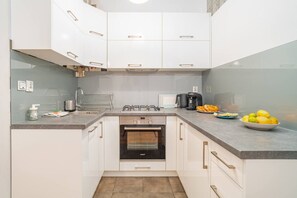 Fridge, oven, stovetop, dishwasher