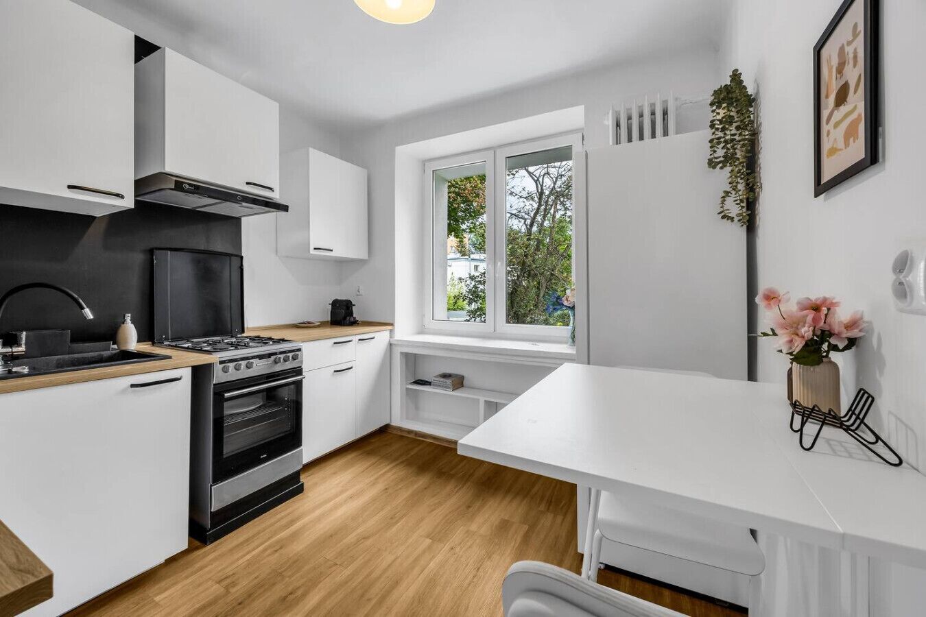 Een koelkast, een microgolfoven, een oven, een kookplaat