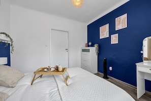 1 habitación, tabla de planchar con plancha, wifi gratis y ropa de cama 