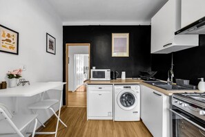 Frigorífic, microones, forn i placa de cuina 