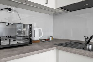 Refrigerador, microondas, horno y parrilla de estufa 