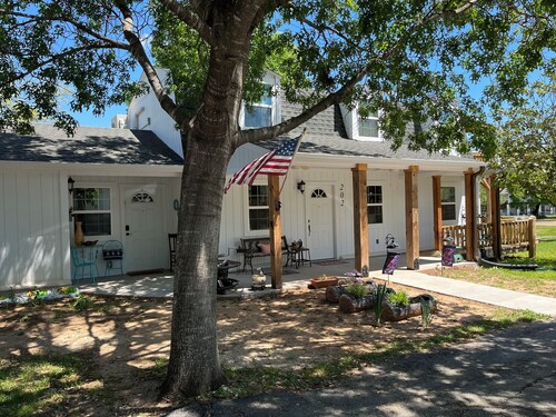 Couples retreat~two minute walk to historic downtown Square~Centrally located.