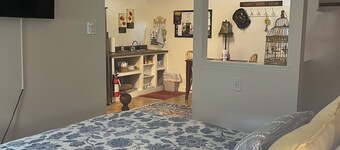 Couples retreat~two minute walk to historic downtown Square~Centrally located.