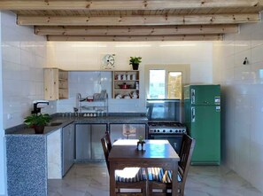 Refrigerador, horno, parrilla de estufa y tetera eléctrica 