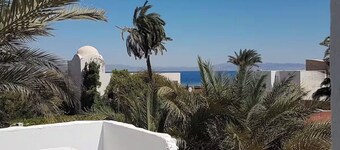 2 bedroom apt with Seaview terrace and rooftop