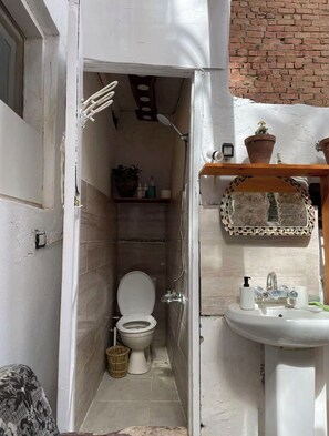 Douche, bidet, serviettes fournies, papier toilette