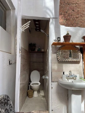 Douche, bidet, serviettes fournies, papier toilette