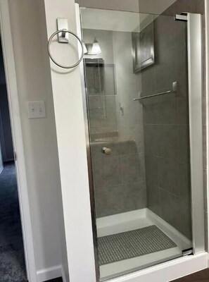 Hair dryer, towels, toilet paper - Home away from home (Indiana)
