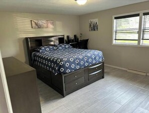3 bedrooms, desk, iron/ironing board, free WiFi